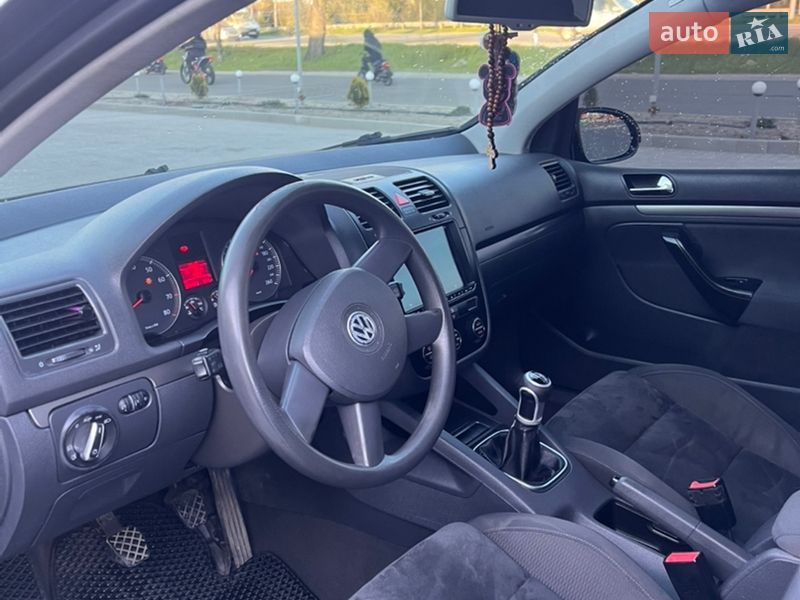 Хетчбек Volkswagen Golf 2004 в Дніпрі