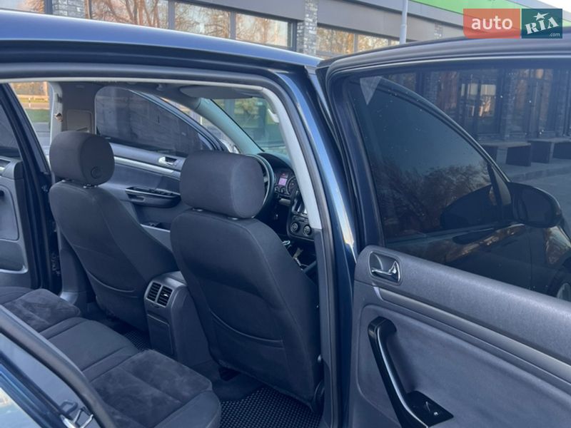 Хетчбек Volkswagen Golf 2004 в Дніпрі