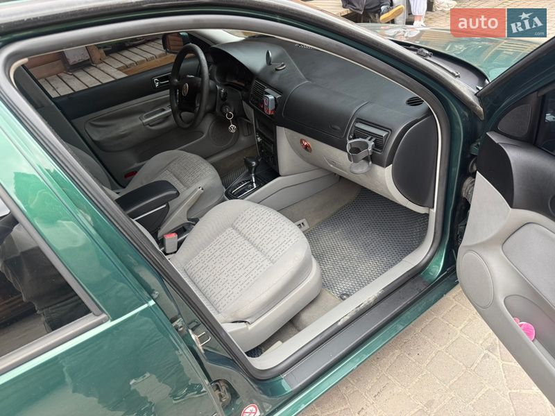 Хэтчбек Volkswagen Golf 2003 в Полянице