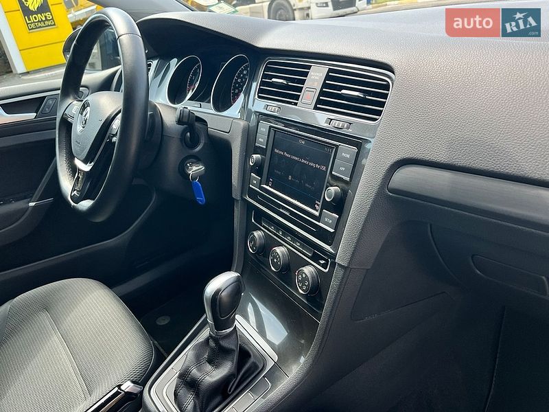 Хэтчбек Volkswagen Golf 2018 в Киеве