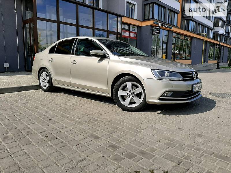 Седан Volkswagen Jetta 2015 в Львові