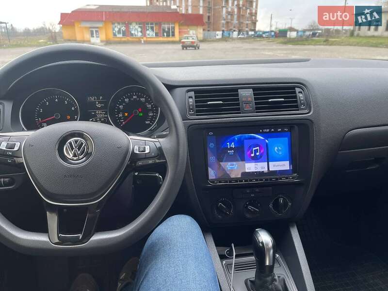 Седан Volkswagen Jetta 2015 в Львове