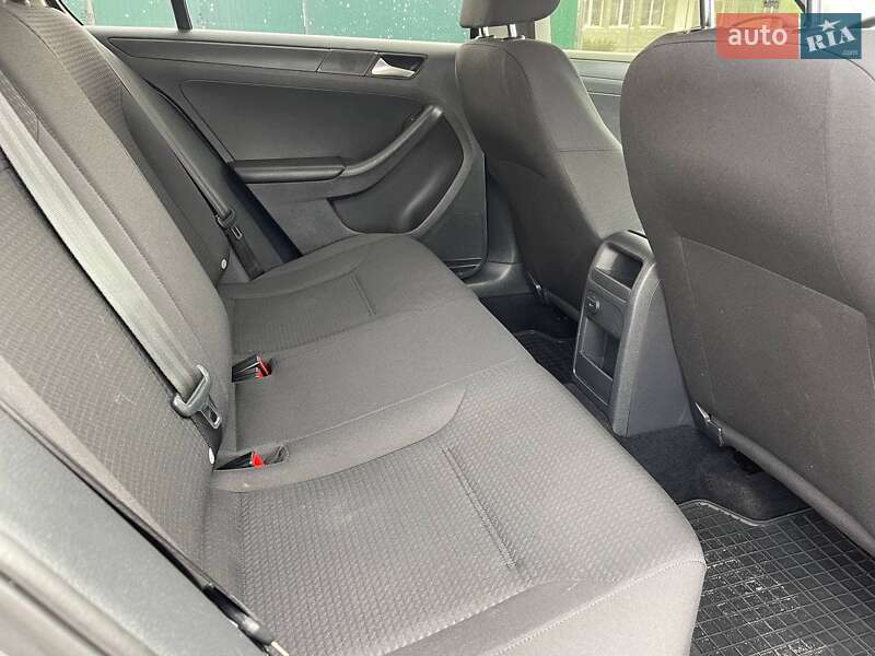 Седан Volkswagen Jetta 2015 в Львове