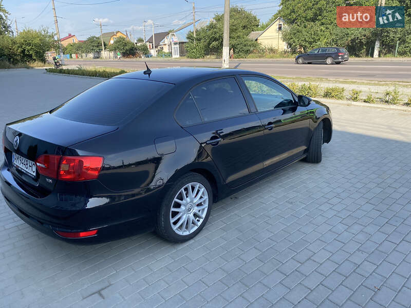 Седан Volkswagen Jetta 2012 в Житомирі