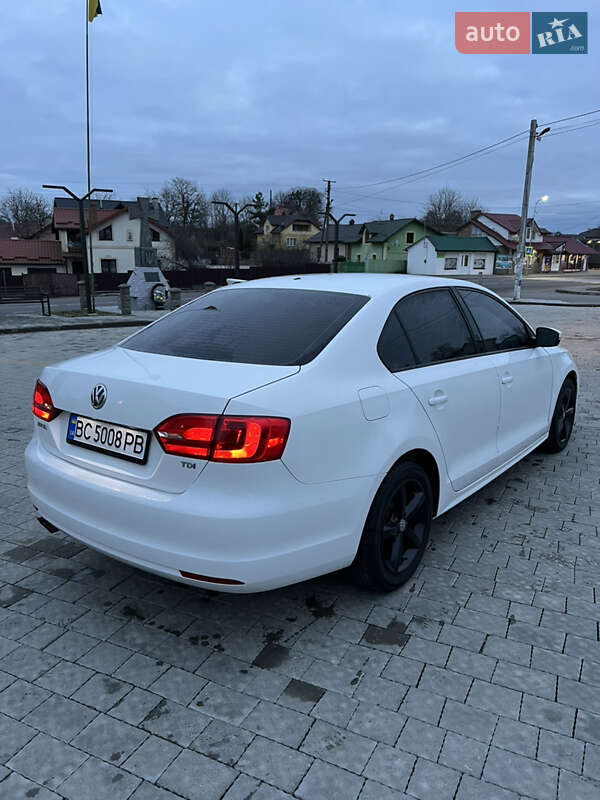 Седан Volkswagen Jetta 2013 в Львові