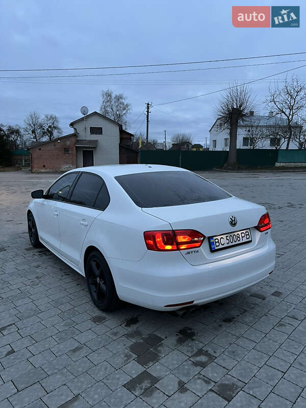 Седан Volkswagen Jetta 2013 в Львові