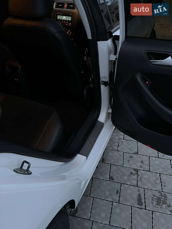 Седан Volkswagen Jetta 2013 в Львові