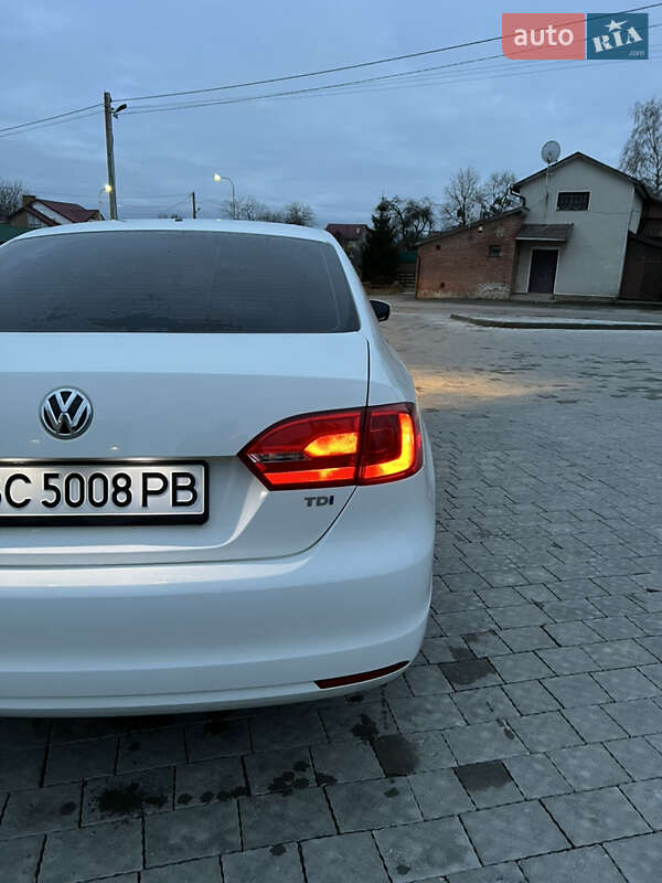 Седан Volkswagen Jetta 2013 в Львові
