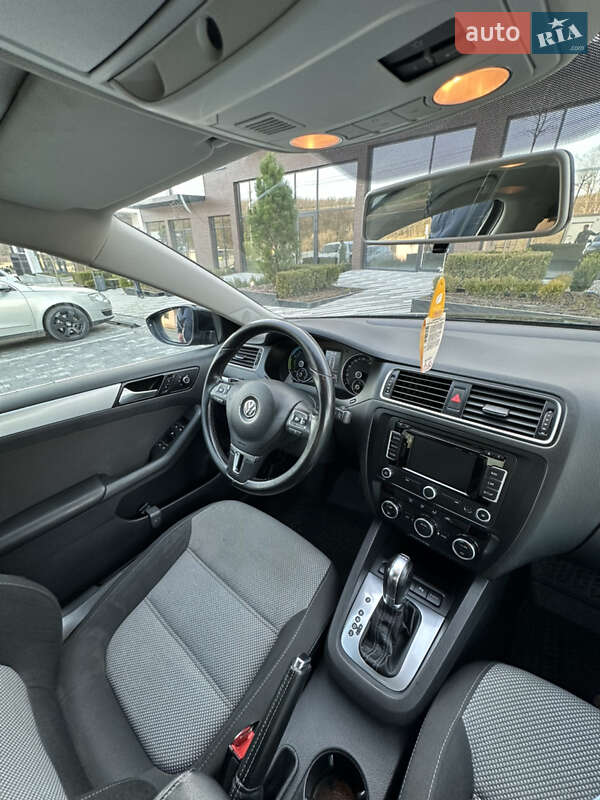 Седан Volkswagen Jetta 2013 в Ужгороде