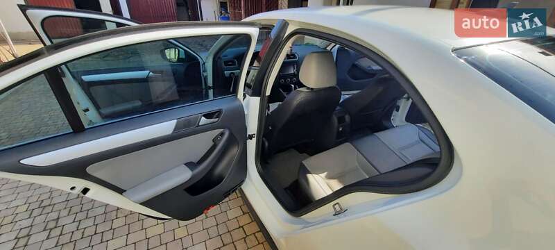 Седан Volkswagen Jetta 2013 в Ужгороде