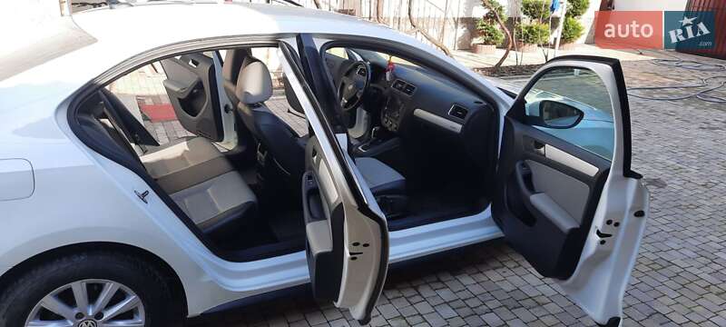 Седан Volkswagen Jetta 2013 в Ужгороде