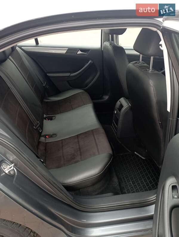 Седан Volkswagen Jetta 2015 в Полтаві