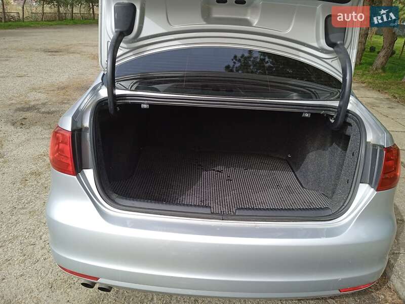 Седан Volkswagen Jetta 2014 в Львове