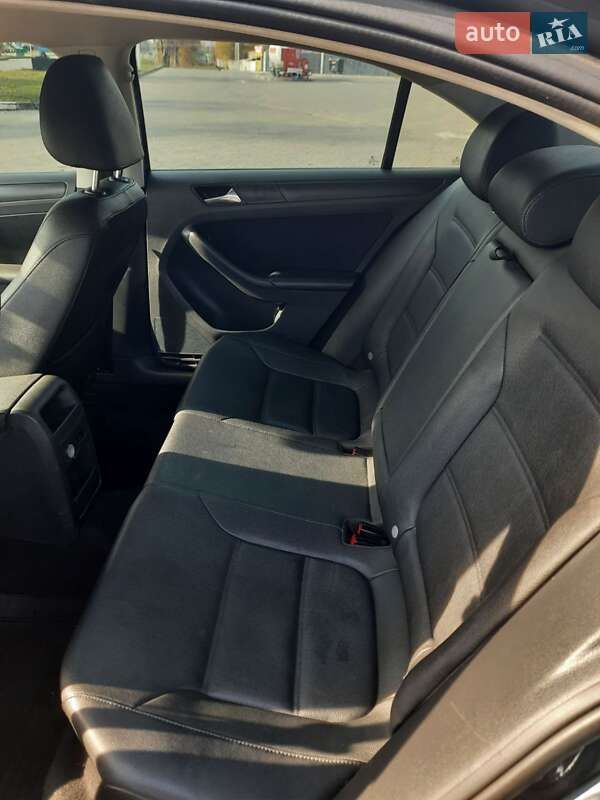 Седан Volkswagen Jetta 2012 в Новомосковске