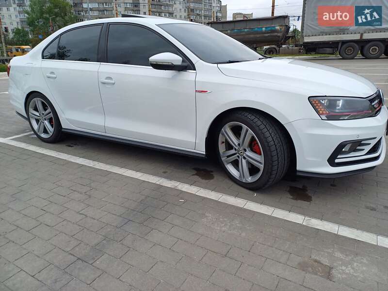 Седан Volkswagen Jetta 2016 в Тернополе