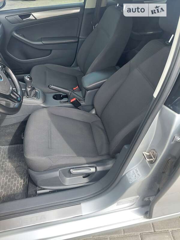 Седан Volkswagen Jetta 2015 в Львові