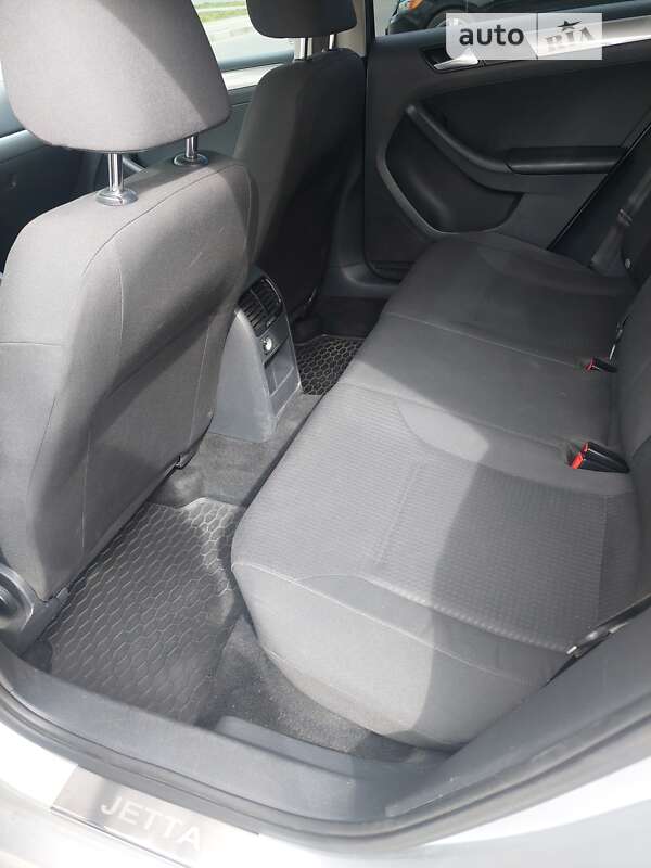 Седан Volkswagen Jetta 2015 в Львові