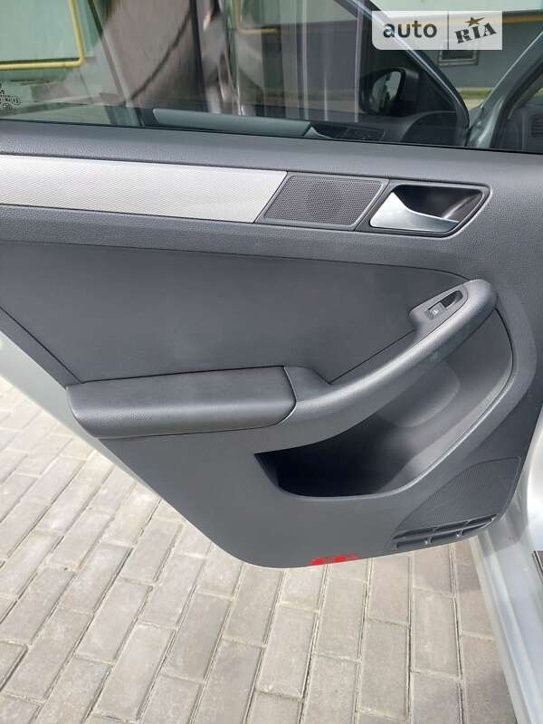 Седан Volkswagen Jetta 2015 в Львові