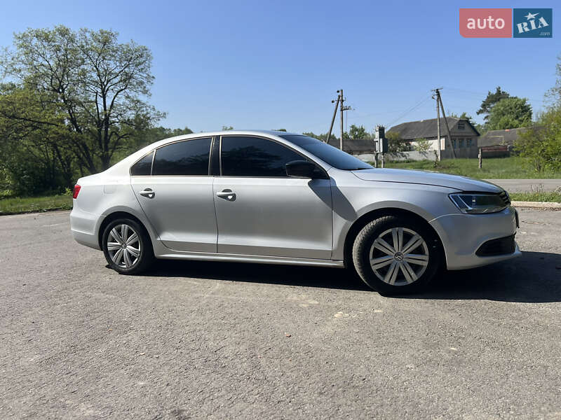 Седан Volkswagen Jetta 2013 в Ромнах