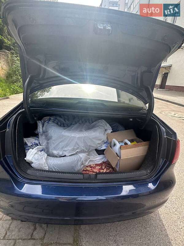 Седан Volkswagen Jetta 2013 в Львове