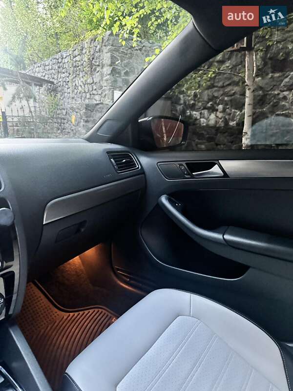 Седан Volkswagen Jetta 2016 в Києві