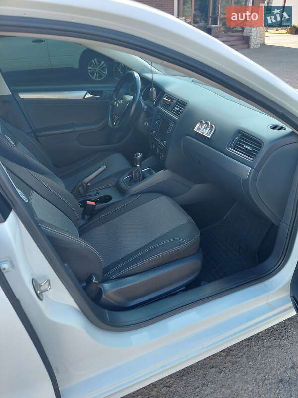 Седан Volkswagen Jetta 2016 в Мостиске