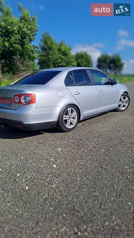 Седан Volkswagen Jetta 2006 в Хмельницькому