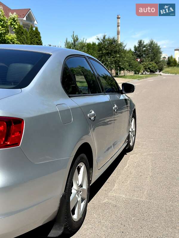 Седан Volkswagen Jetta 2011 в Ровно