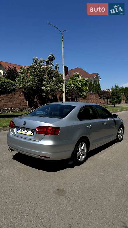 Седан Volkswagen Jetta 2011 в Ровно