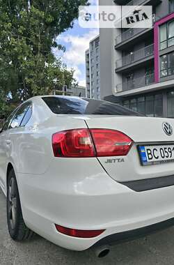 Седан Volkswagen Jetta 2013 в Львові