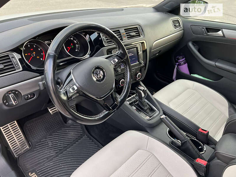 Седан Volkswagen Jetta 2017 в Ужгороде