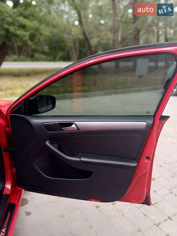 Седан Volkswagen Jetta 2014 в Львове