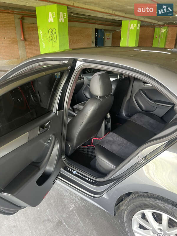 Седан Volkswagen Jetta 2014 в Львове