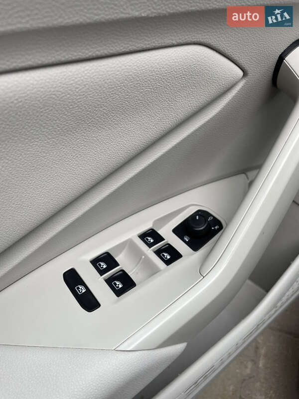 Седан Volkswagen Jetta 2020 в Черновцах