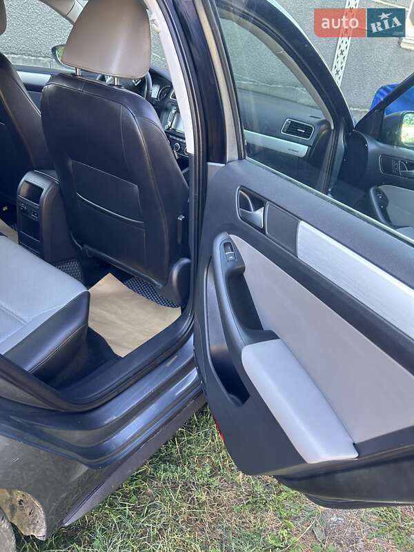 Седан Volkswagen Jetta 2014 в Чернівцях