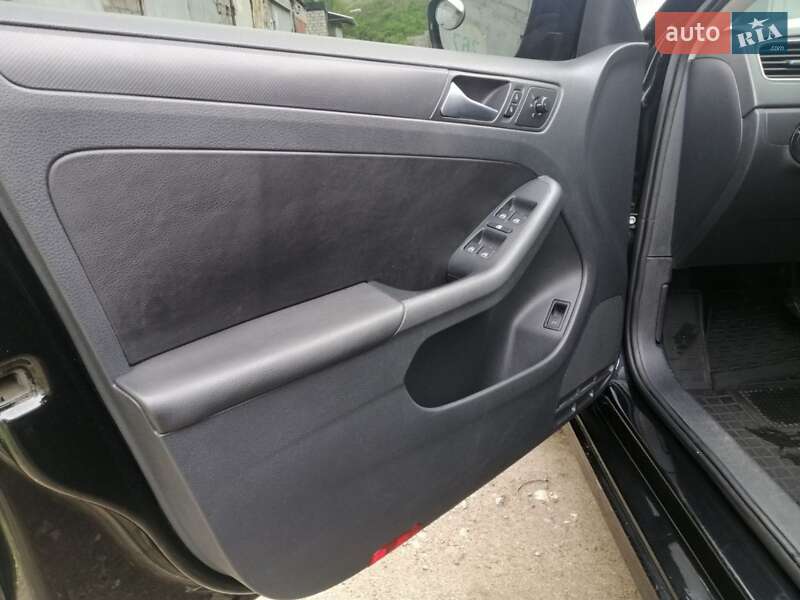 Седан Volkswagen Jetta 2012 в Дніпрі