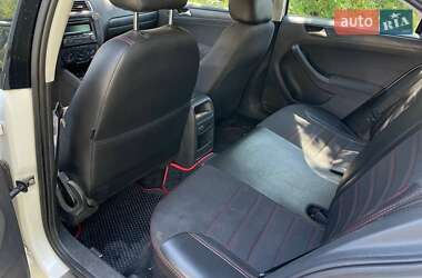 Седан Volkswagen Jetta 2012 в 