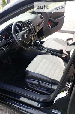 Седан Volkswagen Jetta 2015 в Чернівцях