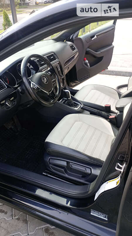 Седан Volkswagen Jetta 2015 в Чернівцях