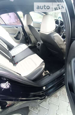 Седан Volkswagen Jetta 2015 в Чернівцях