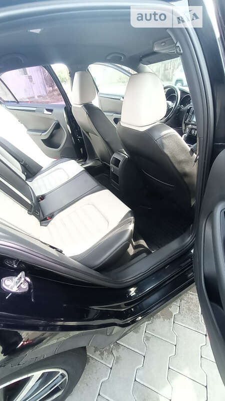 Седан Volkswagen Jetta 2015 в Чернівцях