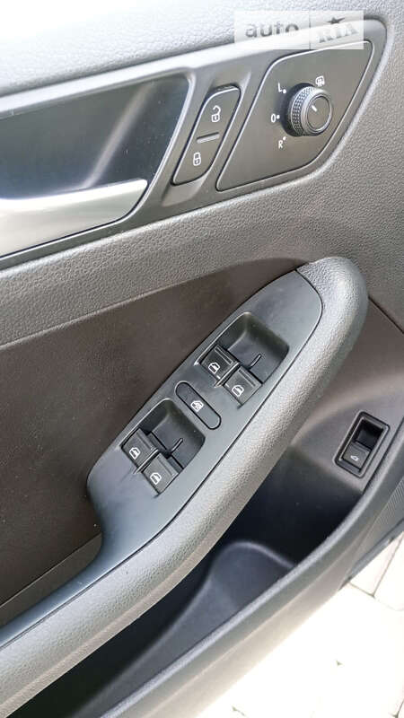 Седан Volkswagen Jetta 2015 в Чернівцях