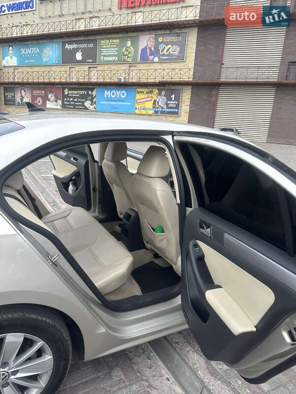 Седан Volkswagen Jetta 2014 в Харькове