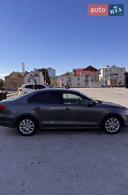 Седан Volkswagen Jetta 2010 в Львові