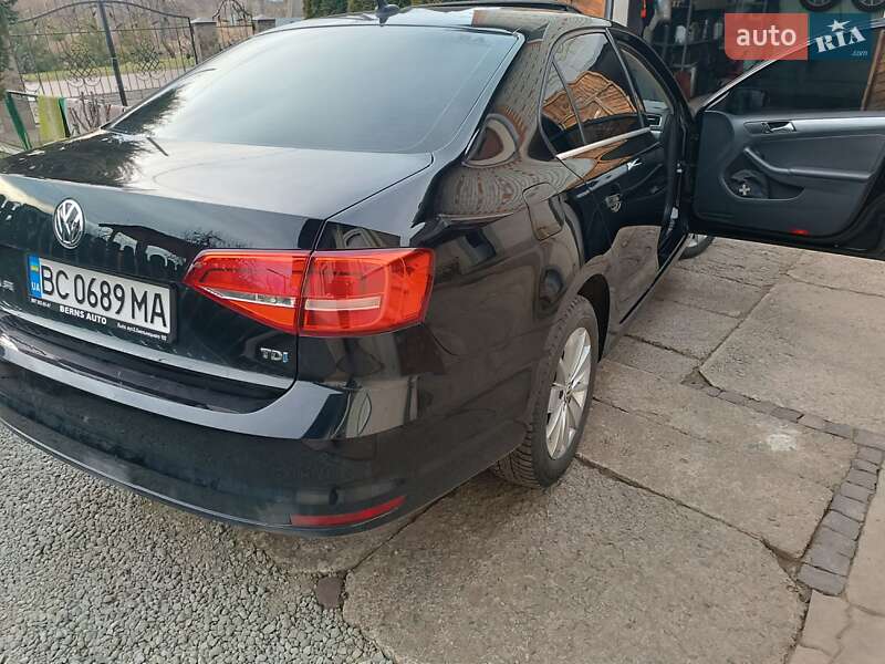 Седан Volkswagen Jetta 2015 в Львове