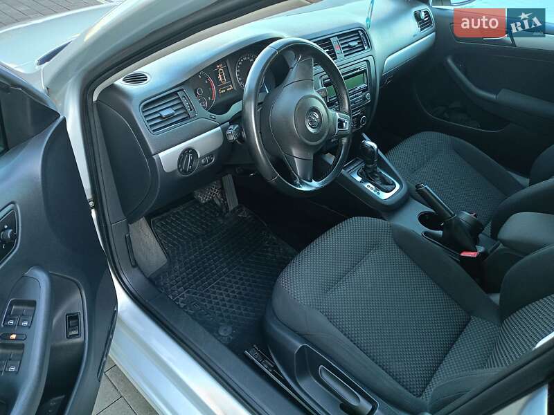 Седан Volkswagen Jetta 2011 в Львові