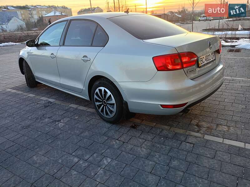 Седан Volkswagen Jetta 2011 в Львові