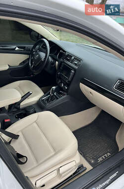 Седан Volkswagen Jetta 2015 в 