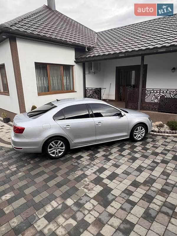Седан Volkswagen Jetta 2011 в 