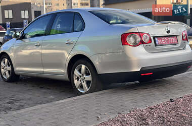 Седан Volkswagen Jetta 2010 в Луцьку